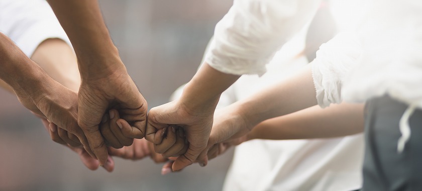 こぶしを合わせる